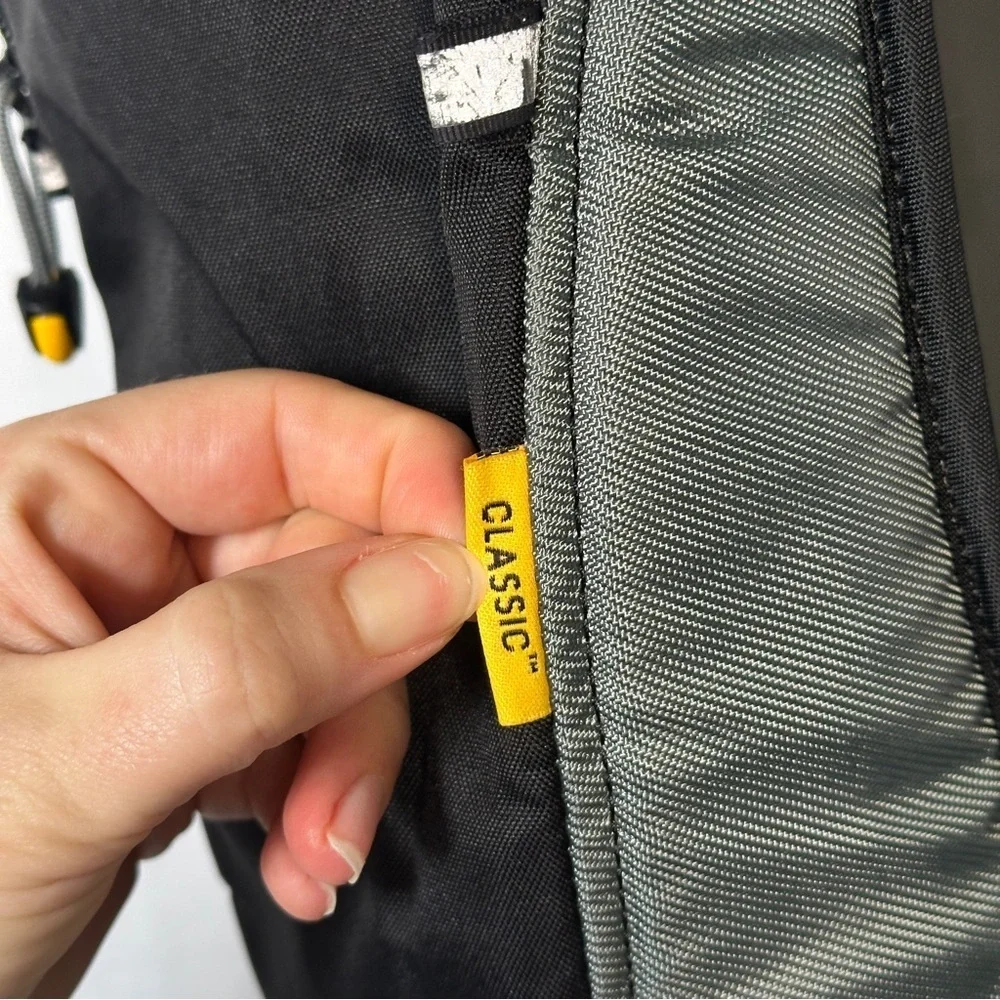 CamelBak Classic Hydration Pack Lightweight Reflective Zip Pocket OS Black Gray